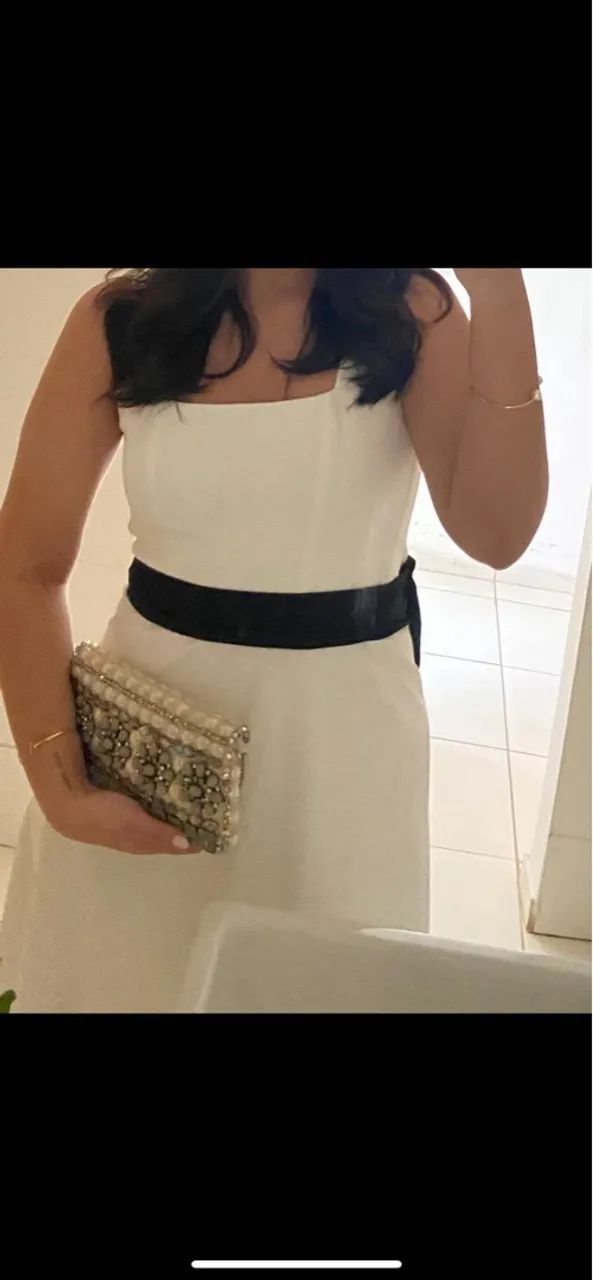 Vestido branco com faixa preta