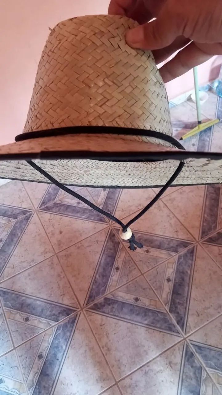 Chapéu de palha com barbante