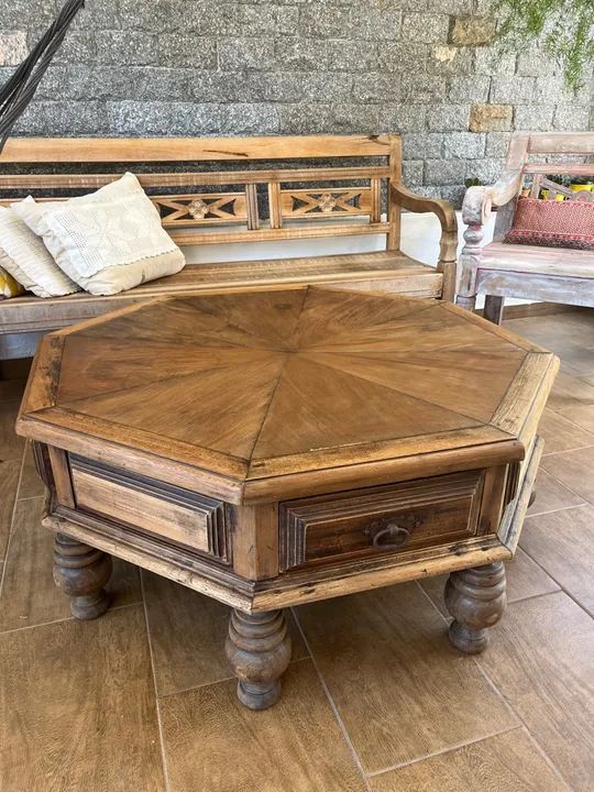 Mesa de centro octogonal em madeira maciça
