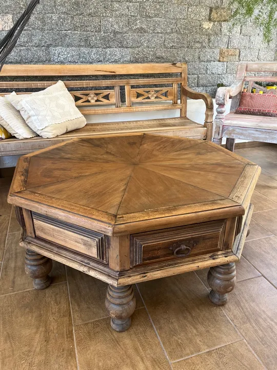 Mesa de centro octogonal em madeira maciça