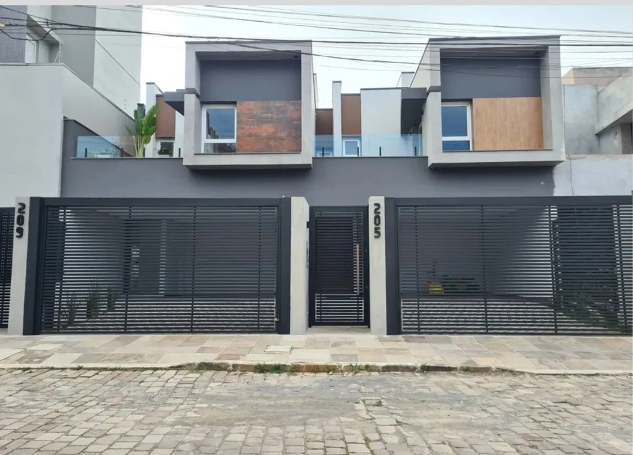 Excelentes sobrados em construção no Bairro Sagrada família! Com 03 dormitórios com sacada