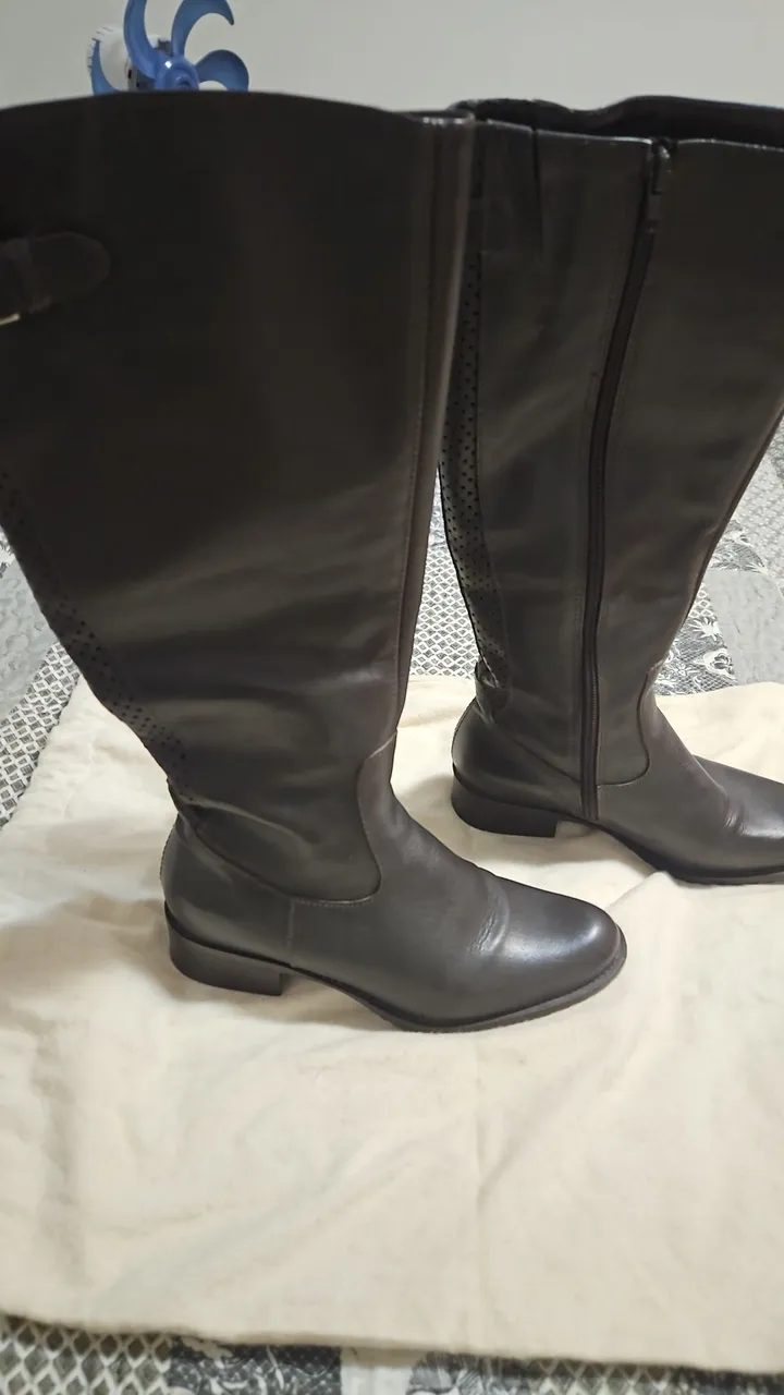 Botas de Couro Marrom - Elegância e Conforto!