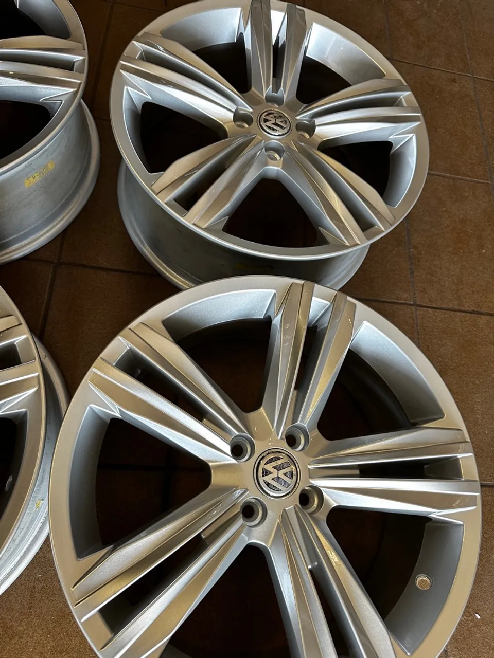Rodas aro 18 4x100 rodas semi novas pneu 80% de borracha os 4 do mesmo estado roda e pneu
