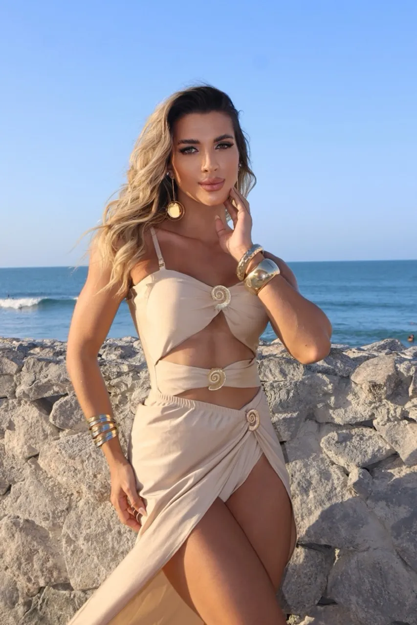 Biquíni Bege Elegante com Detalhes Dourados