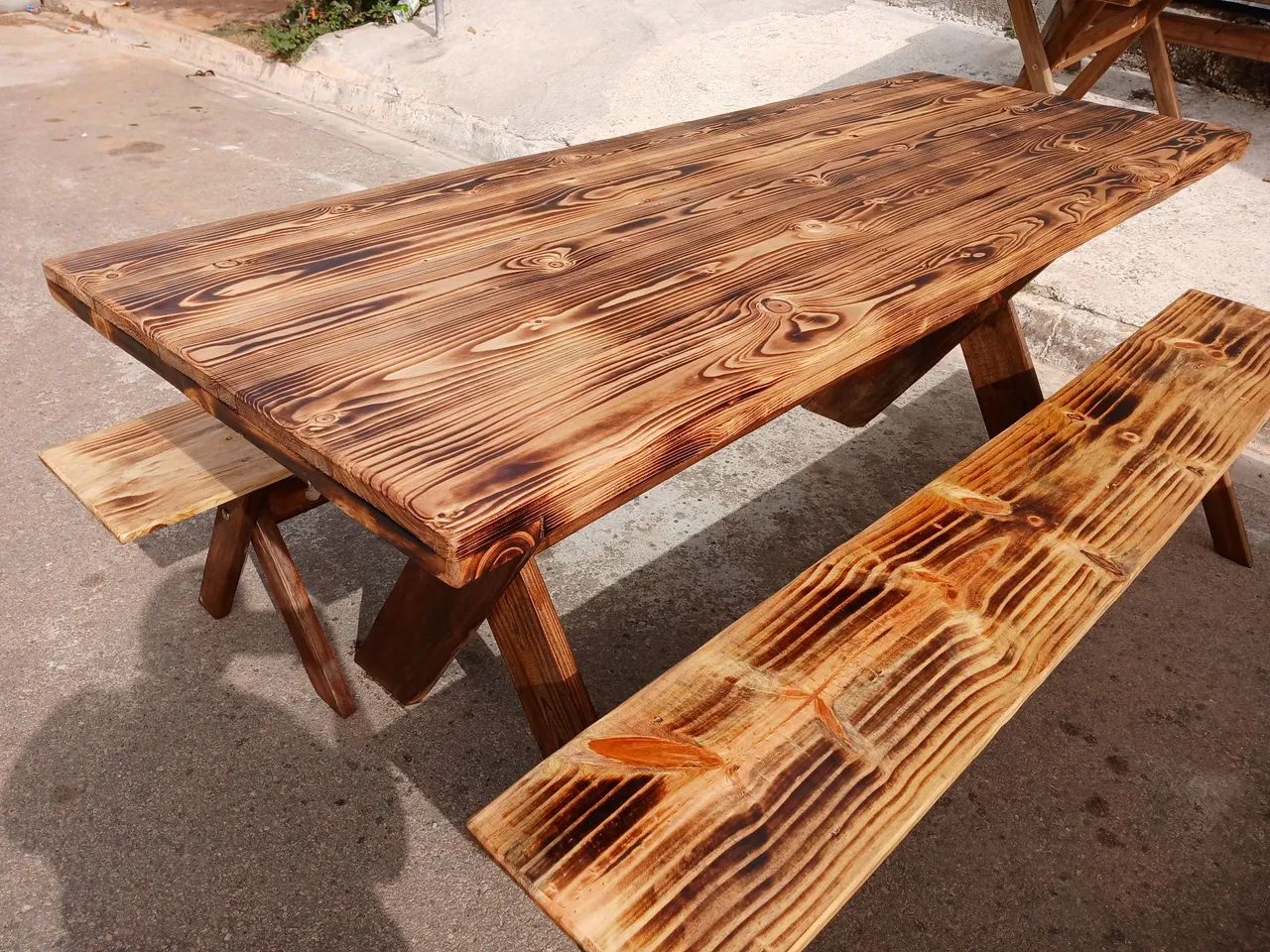 Conjunto de mesa e bancos de madeira rústica - Foto 3