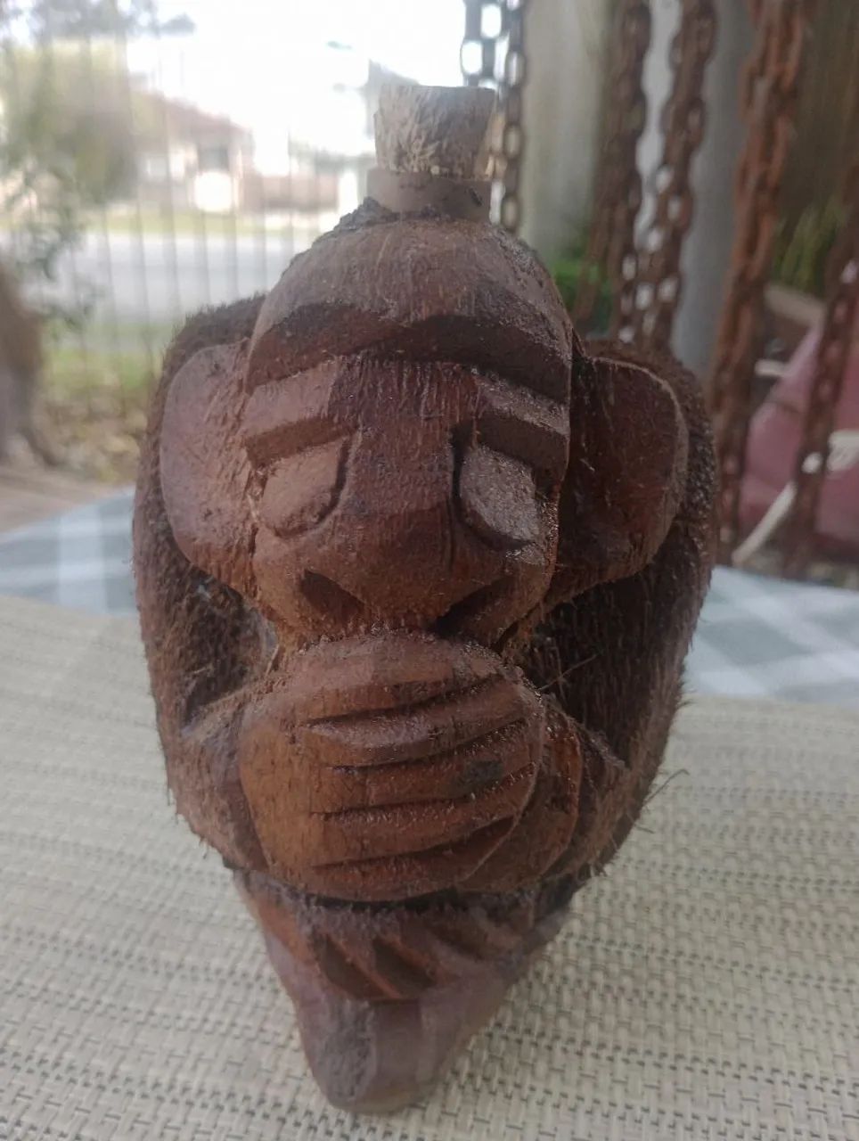 Escultura de coco artesanal em forma de garrafa...