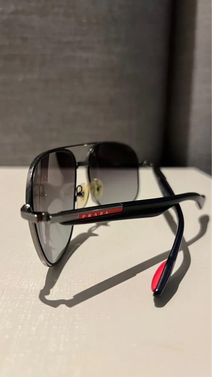 Óculos de Sol Prada - Design Elegante e Sofisticado - Único dono
