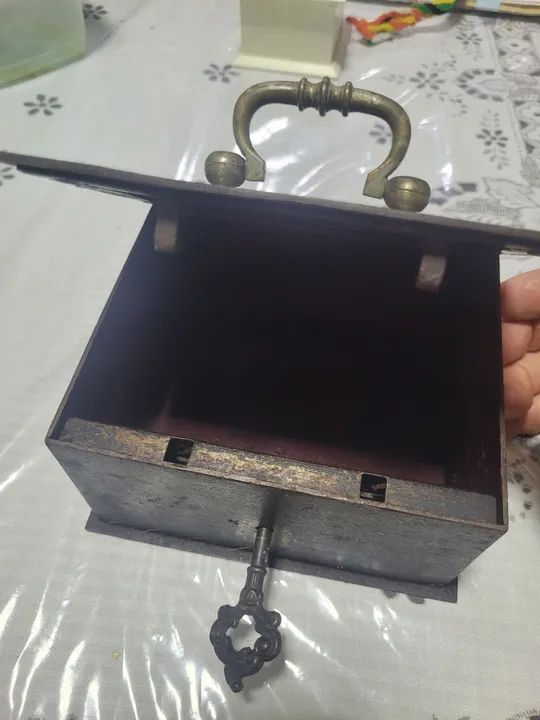 Cofre antigo,pequeno,em ferro: - Foto 5