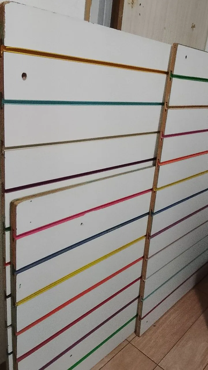 Expositores e Prateleiras Coloridos para Comércio