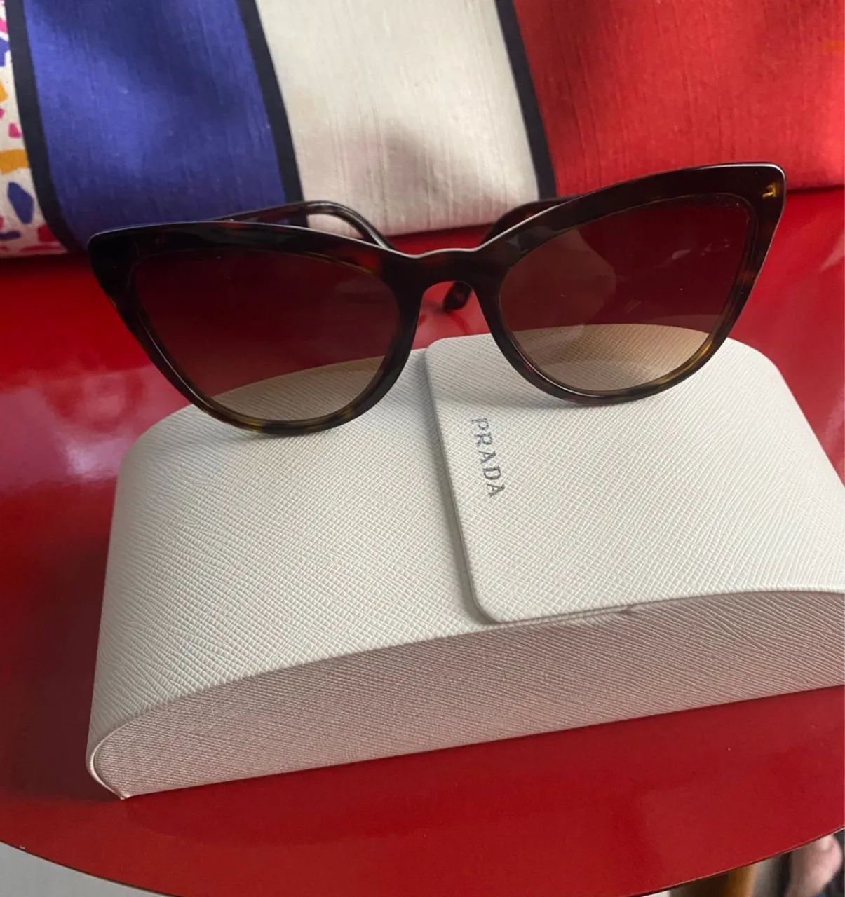 óculos de sol marrom - a caixinha é prada preta seminovo original - prada
