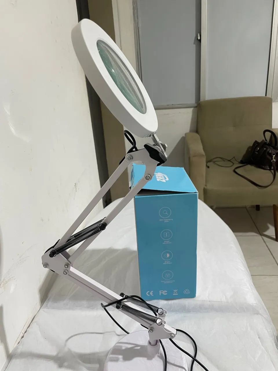 Luminária LED com Lente de Aumento 8X para Maquiagem e Sobrancelhas - Foto 3