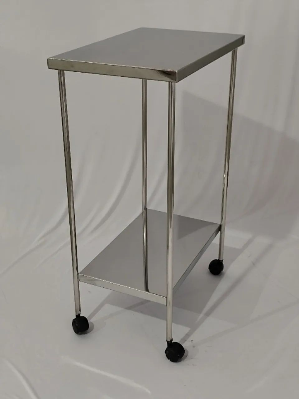 Mesa Auxiliar em Aço Inox 60x40cm com Rodízios de Nylon, Leve e Versátil
