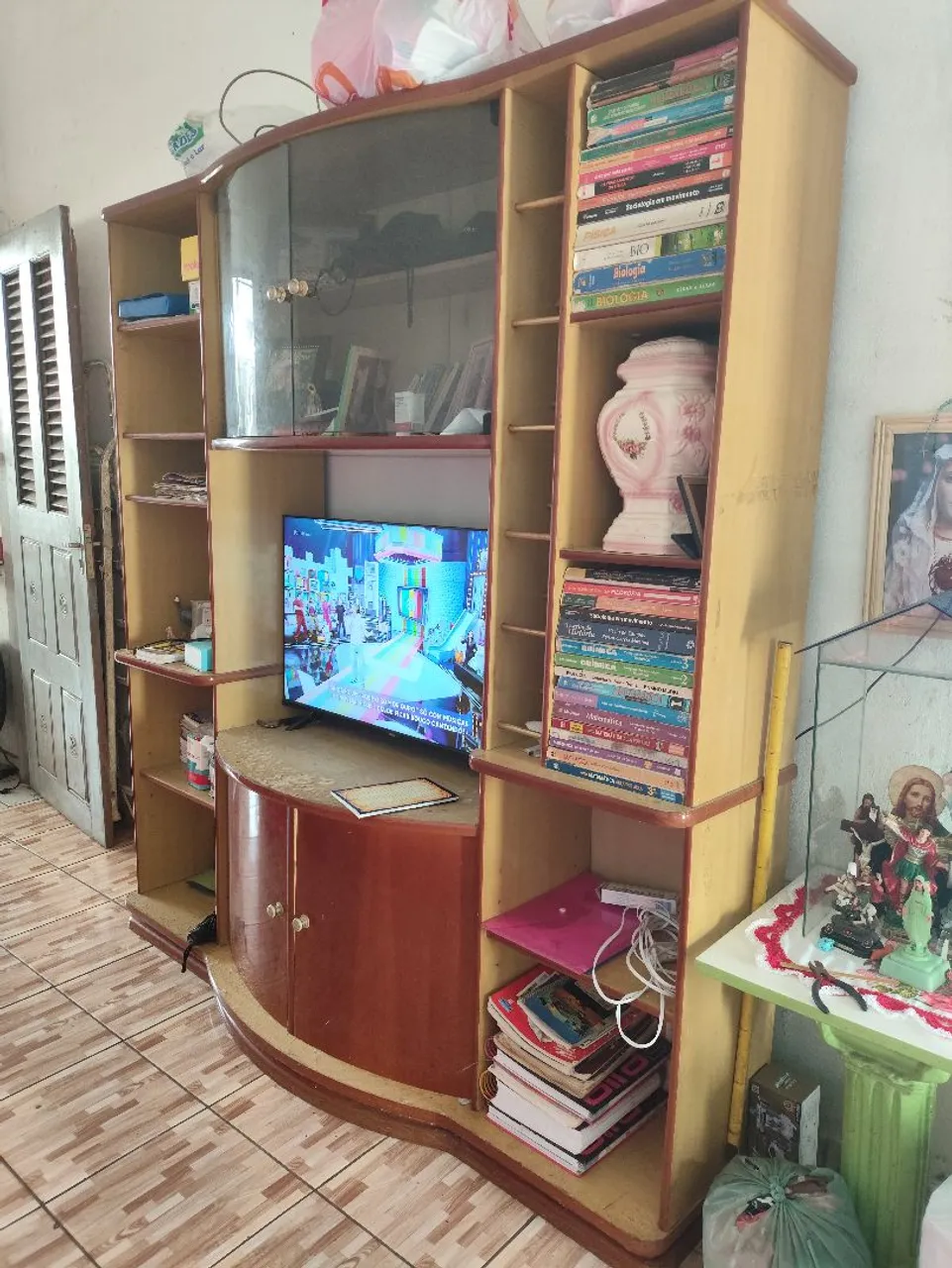 Estante de madeira com TV. NEGOCIO!!
