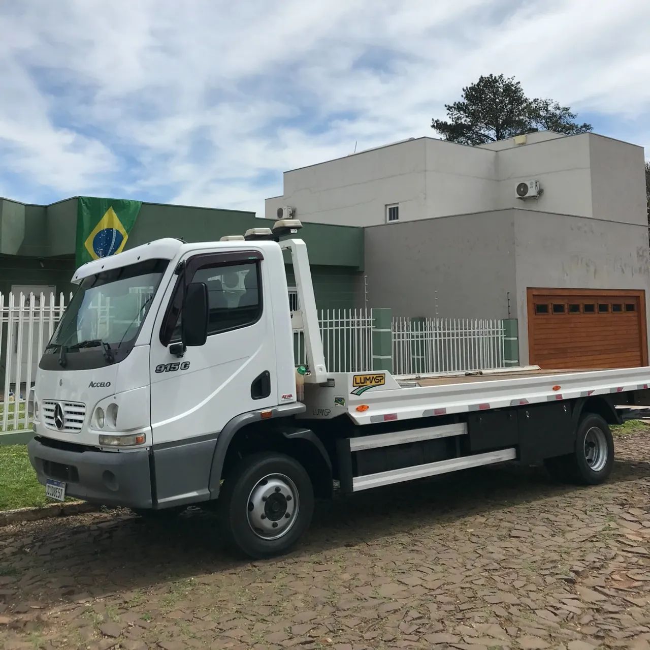 Accelo 915C Plataforma 6 mts com asa delta, puxava pallets, rodou metade Km vazio.