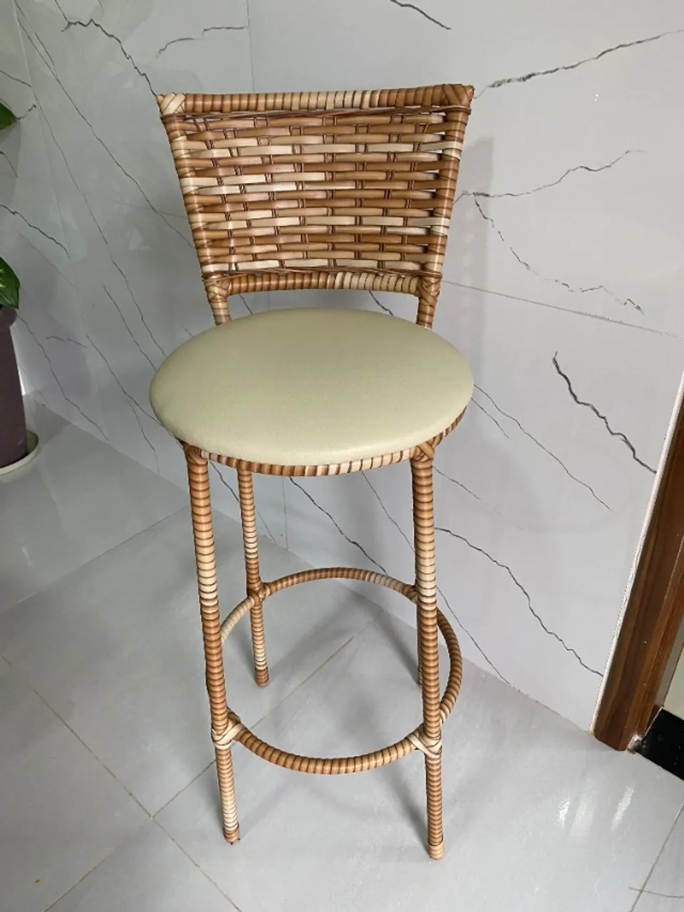 Banqueta em fibra sintética e ferro.