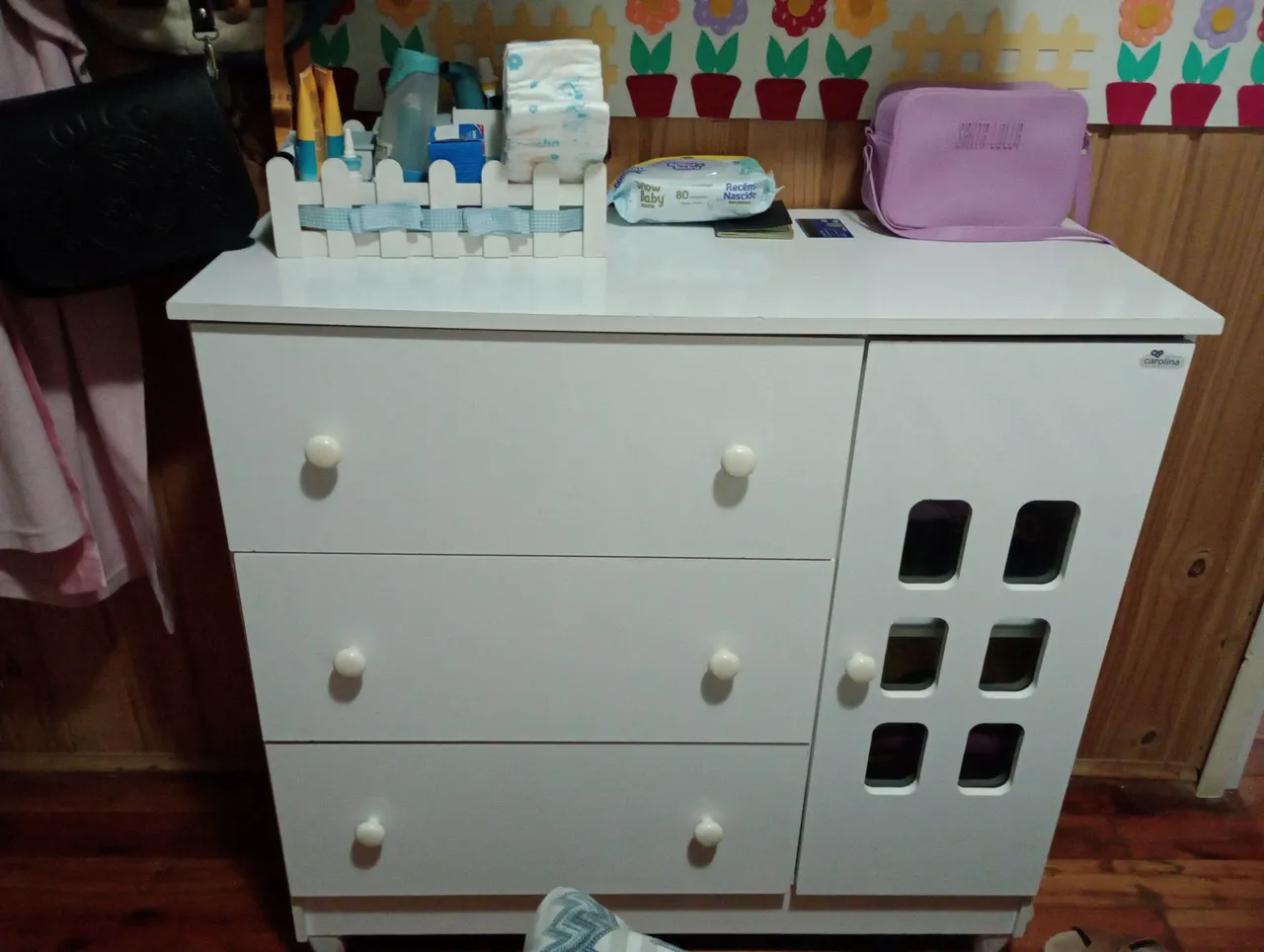 Cômoda infantil branca com gavetas e porta