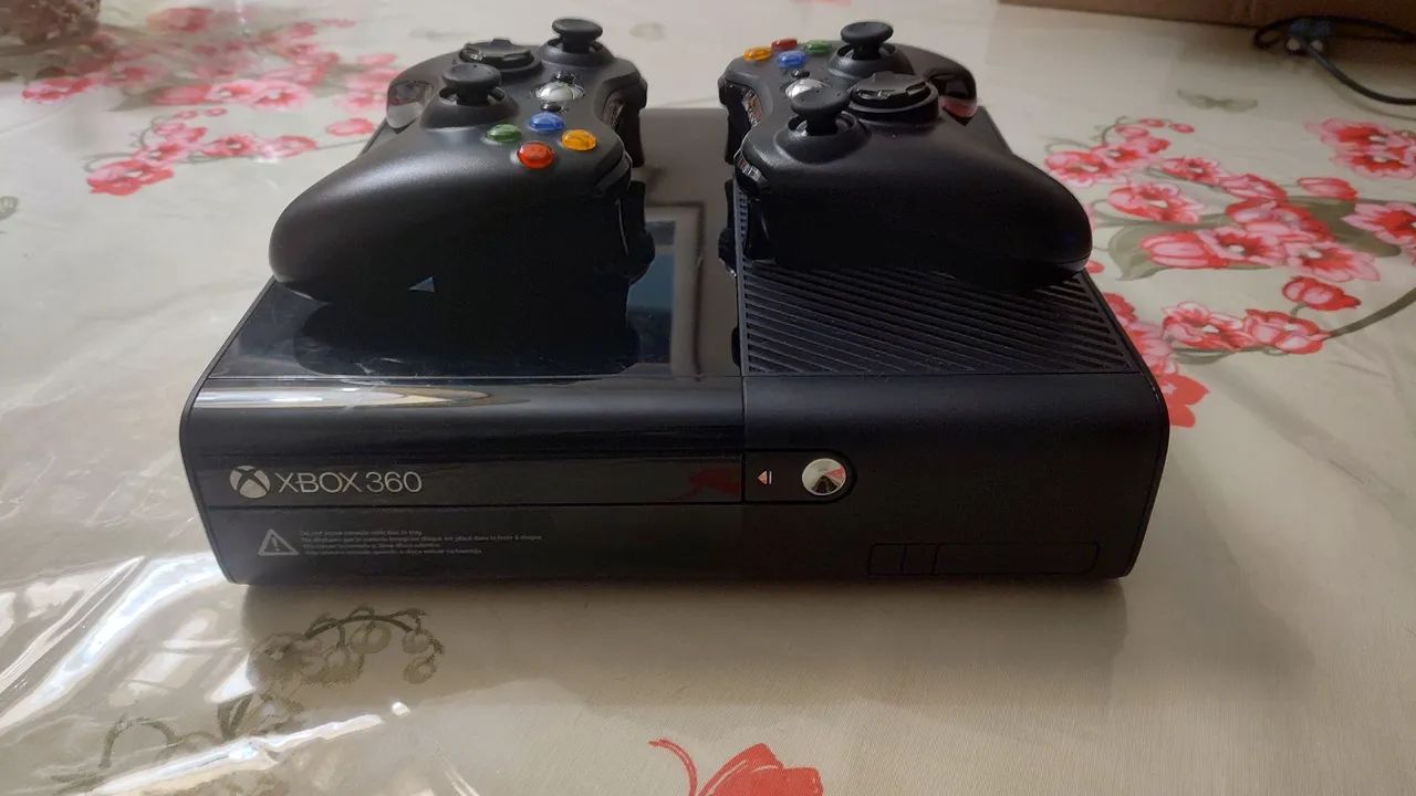 Xbox 360 Super Slim 4GB com 2 Controles (leia a descrição) - Foto 2