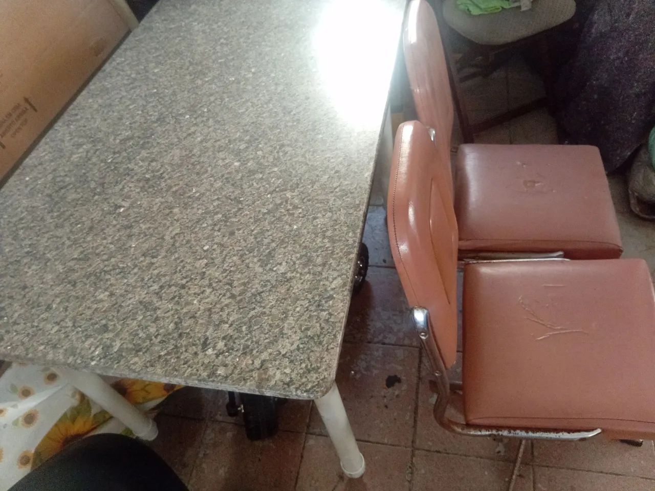 Mesa com tampo de granito cinza com três cadeiras  - Foto 2