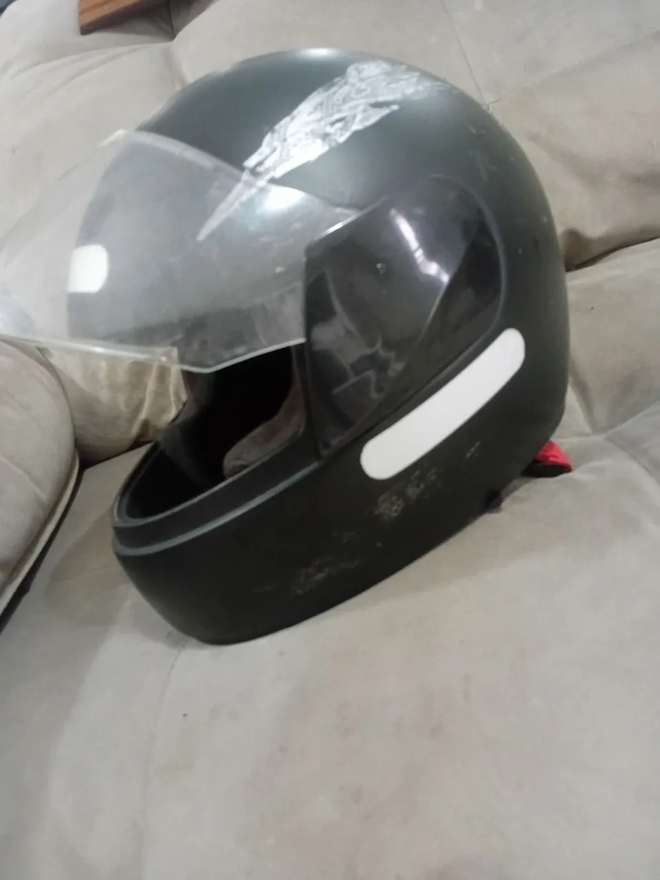 Capacete de moto preto com viseira