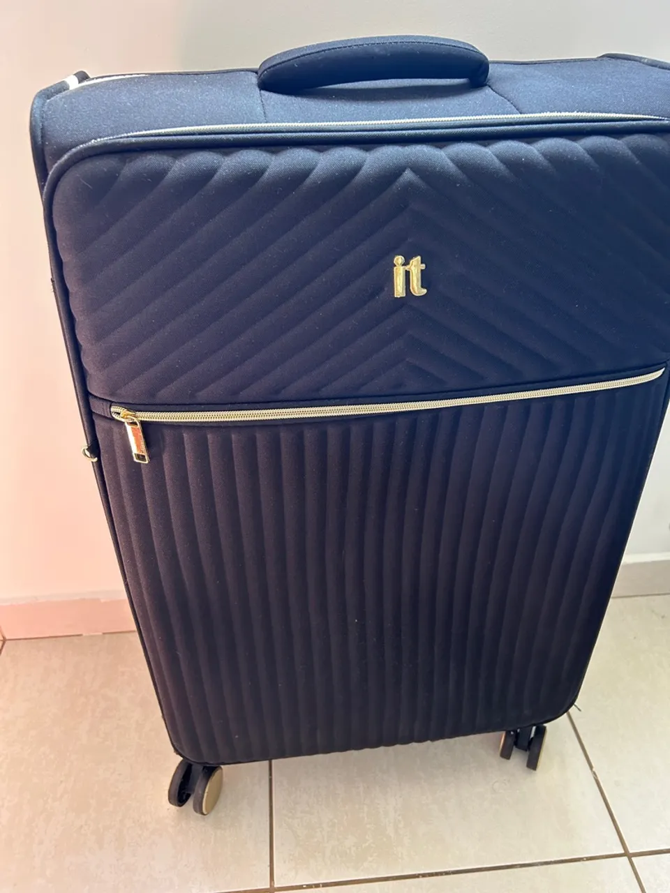 Mala de viagem IT preta com design elegante