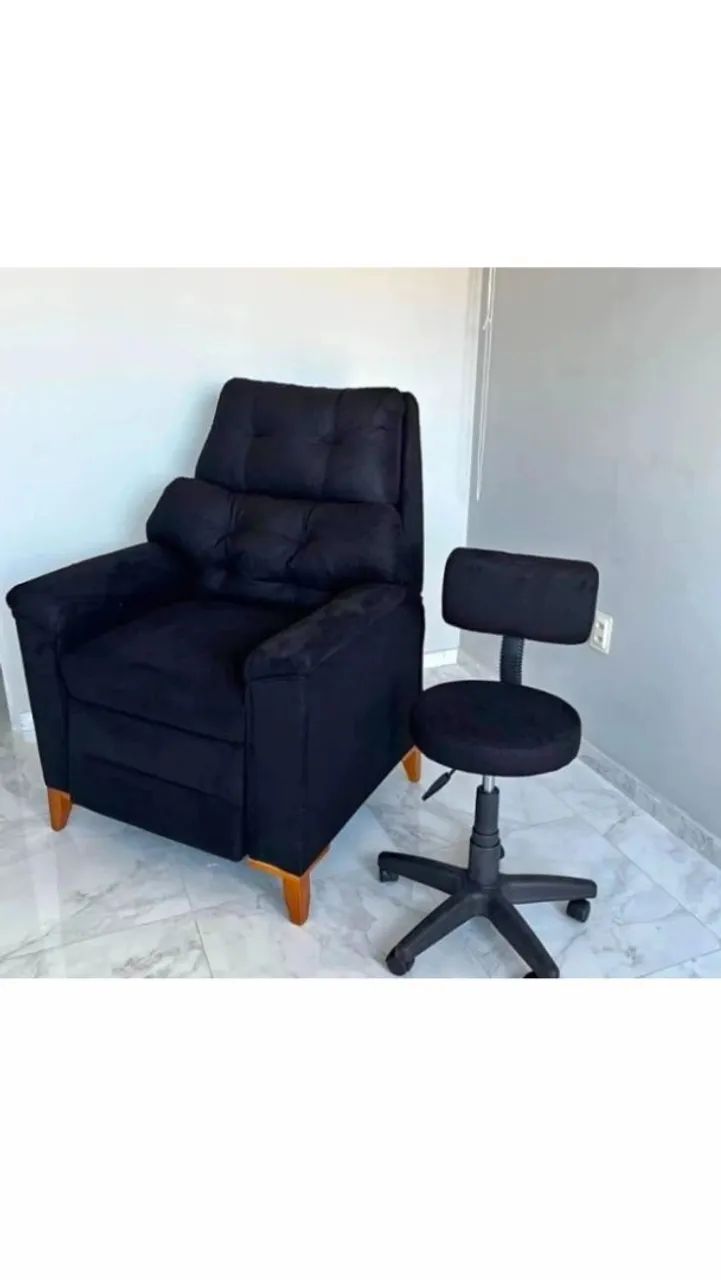 Vendo poltrona e mocho seme novos  em perfeito estado de conservação 