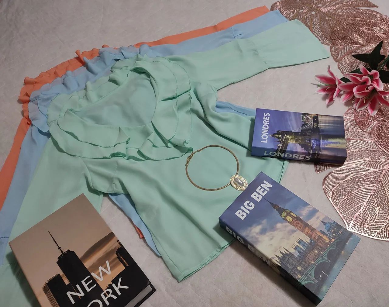 Blusa de Crepe de Mangas Longas e decote V com babado.