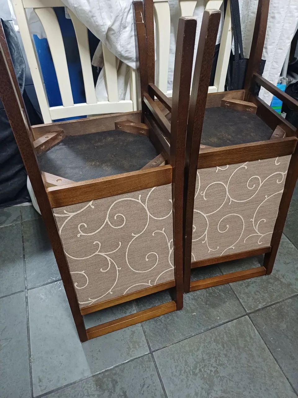 Mesa  4 lugares extensível pra 6 cadeiras, em madeira sem detalhes - Foto 2