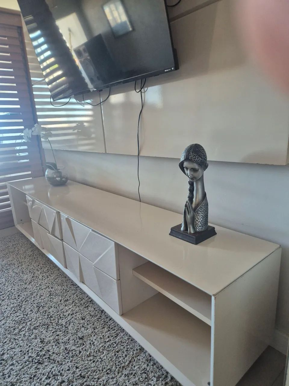 Excelente  painel de parede com rack cor bege para sua casa - Foto 3