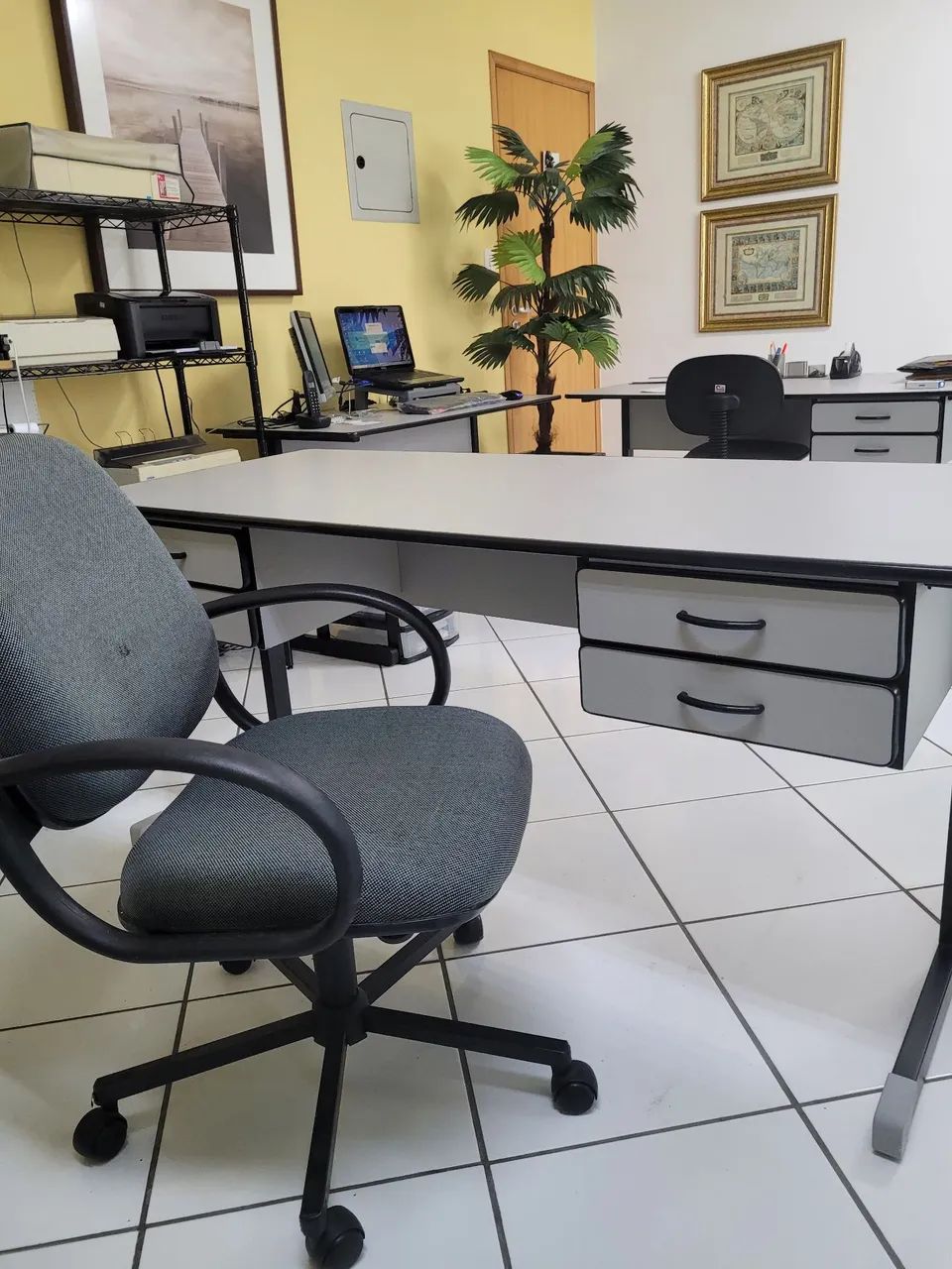 Mesas de escritório mais poltrona com rodízio 