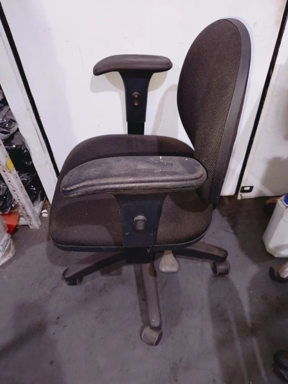 Lote 052 Cadeira Preta com Rodinhas - Foto 3