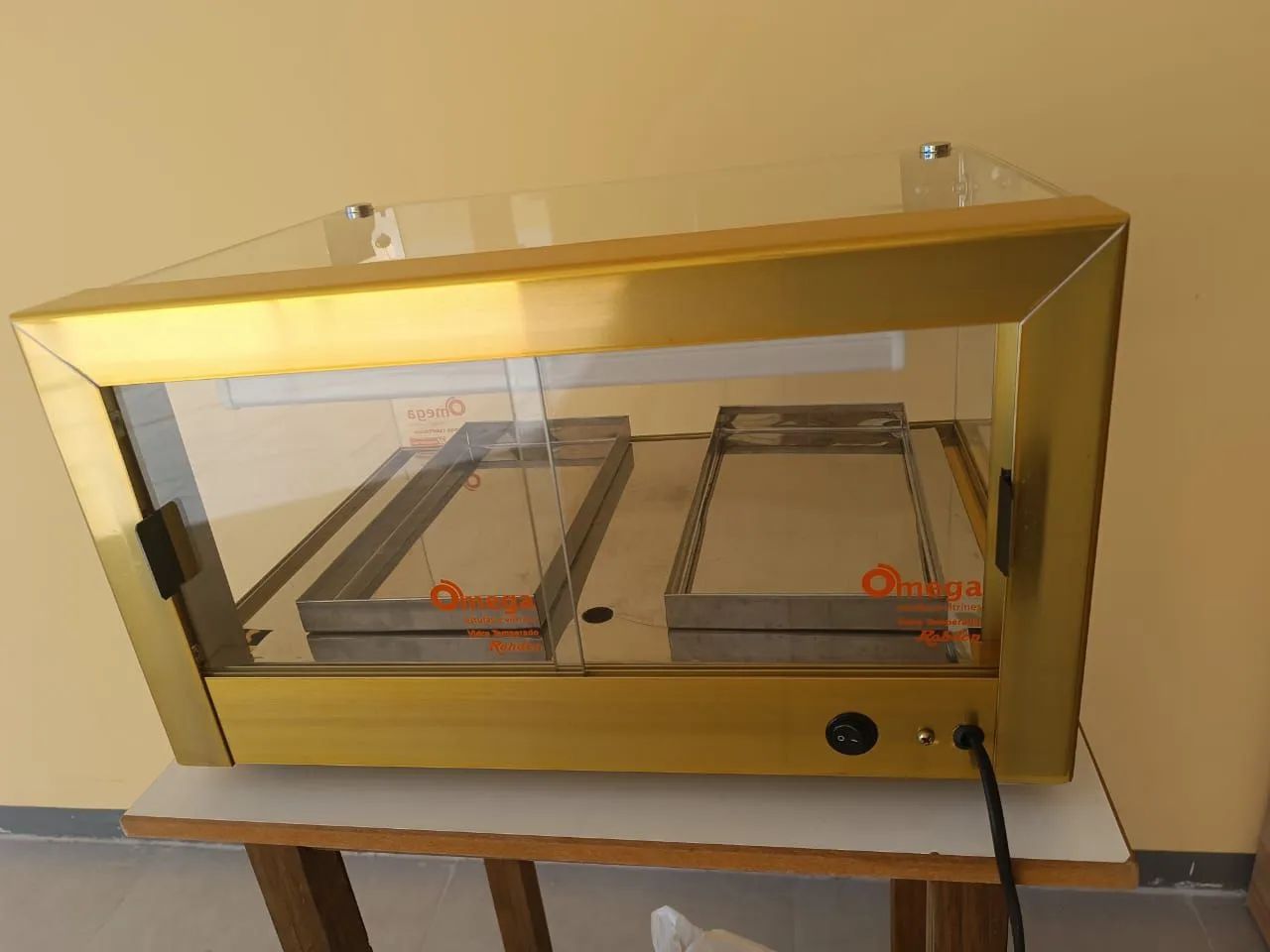 Vitrine Fria Beta 47cm dourada com 4 gelo-X - bivolt - Omega - Foto 2