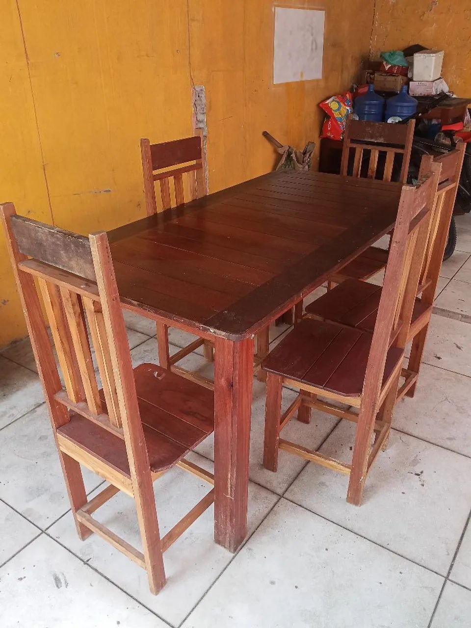 Jogo de mesa de madeira com 6 cadeiras  - Foto 2
