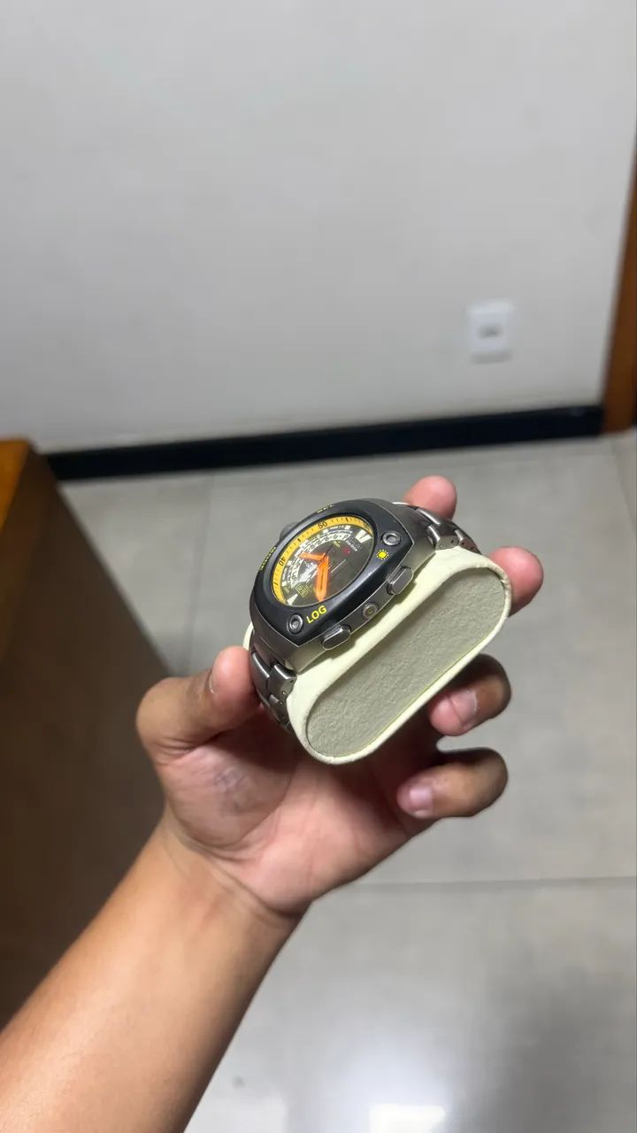 Relogio citizen meia lua titanium amarelo - Foto 3