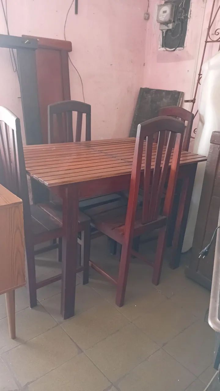 Mesa de madeira com 4 cadeiras - Foto 2