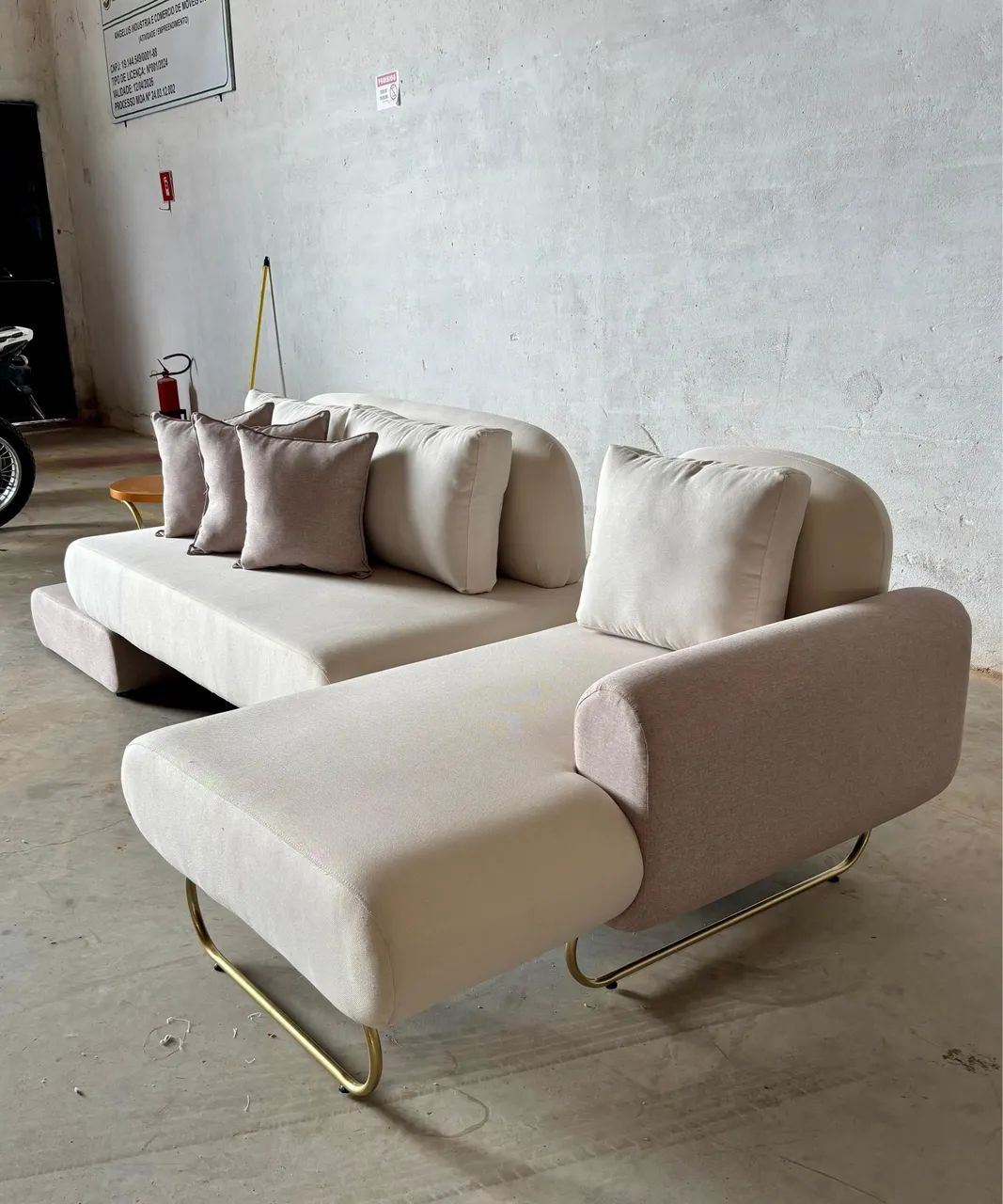 Sofá moderno com chaise + estrutura dourada - Foto 3