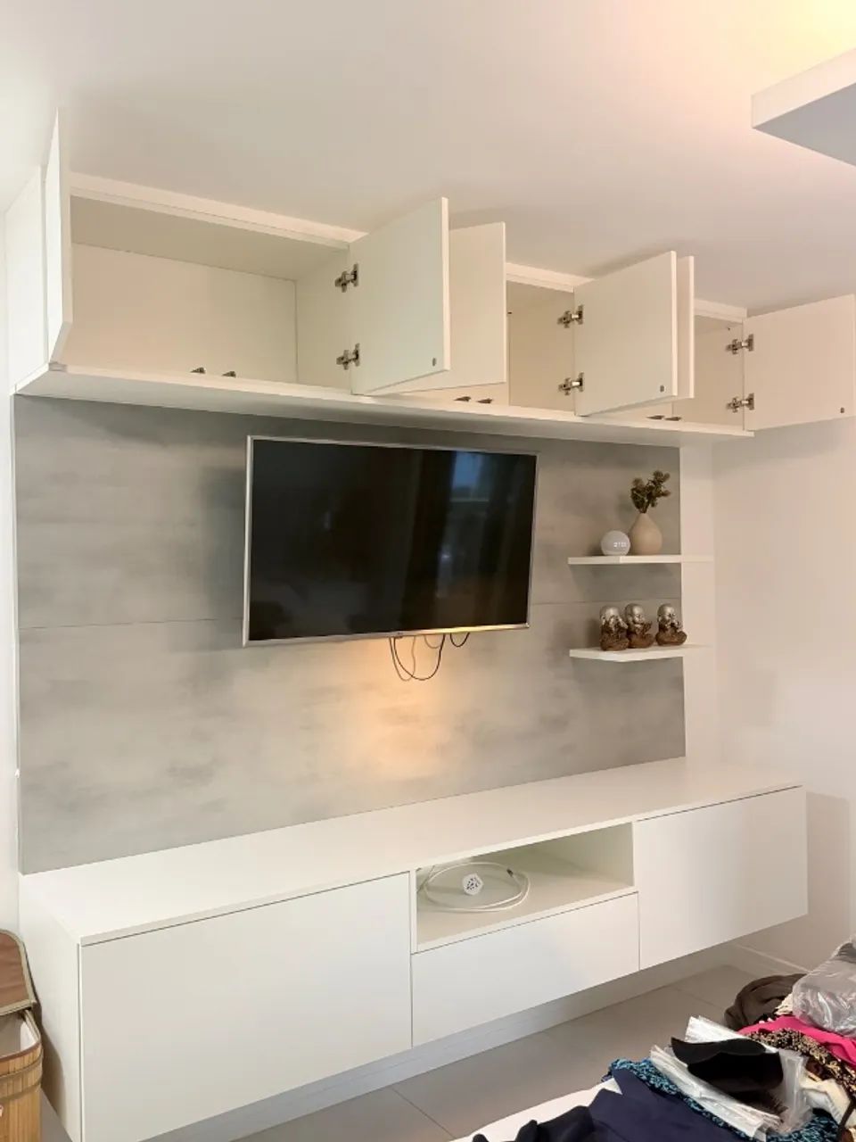 Móveis planejados 100% MDF Criare - armário e painel. 2,40 comp