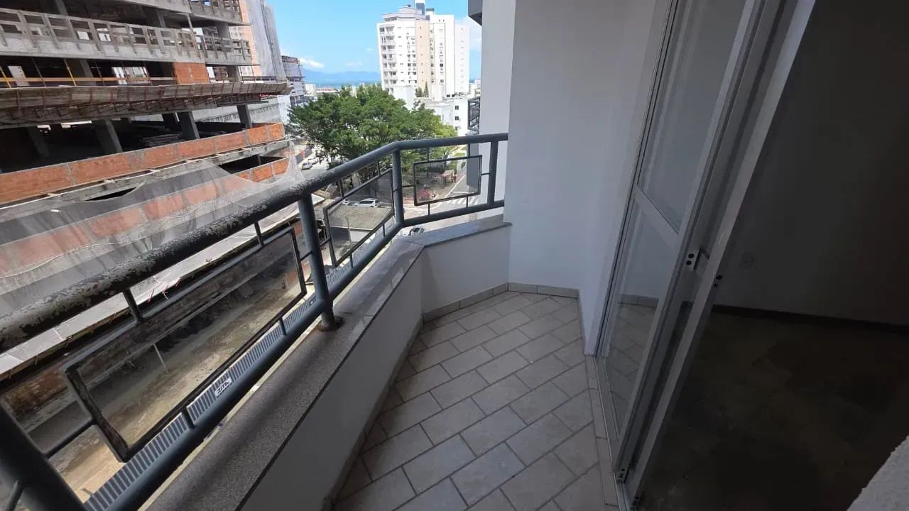 Apartamento no Kobrasol de 3 dormitórios com suíte, dependência completa e garagem - Foto 4