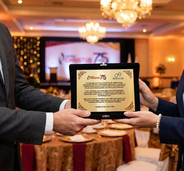 Maleta de veludo com placa dourada para homenagear