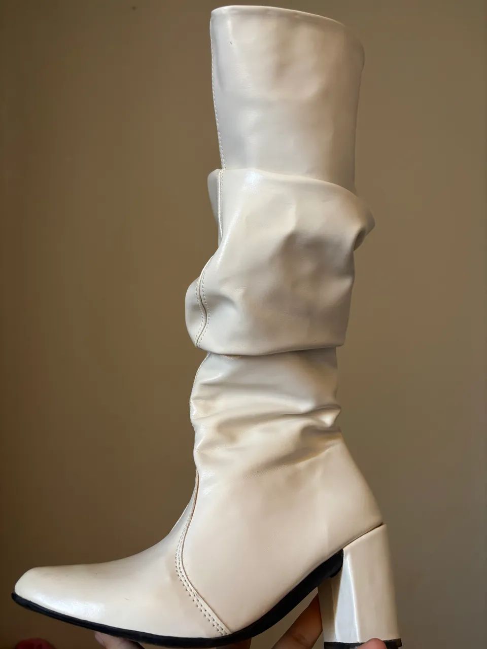 bota cano alto off-white 