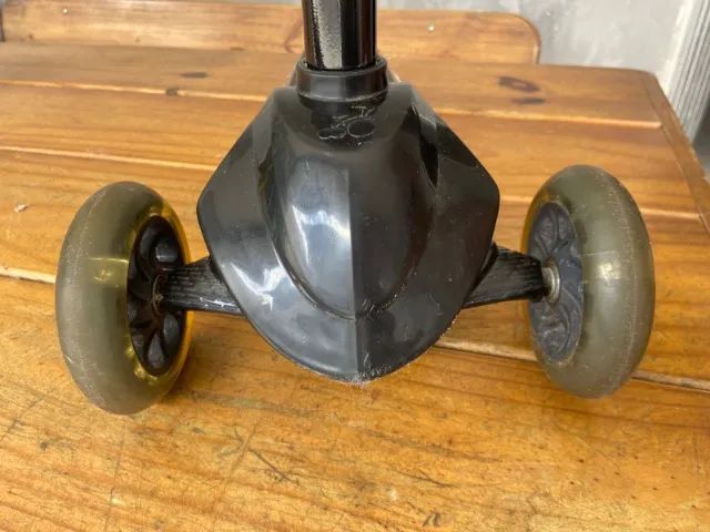 Skatenet Max Led Preto - Patinete com led nas rodas dianteiras - Foto 2