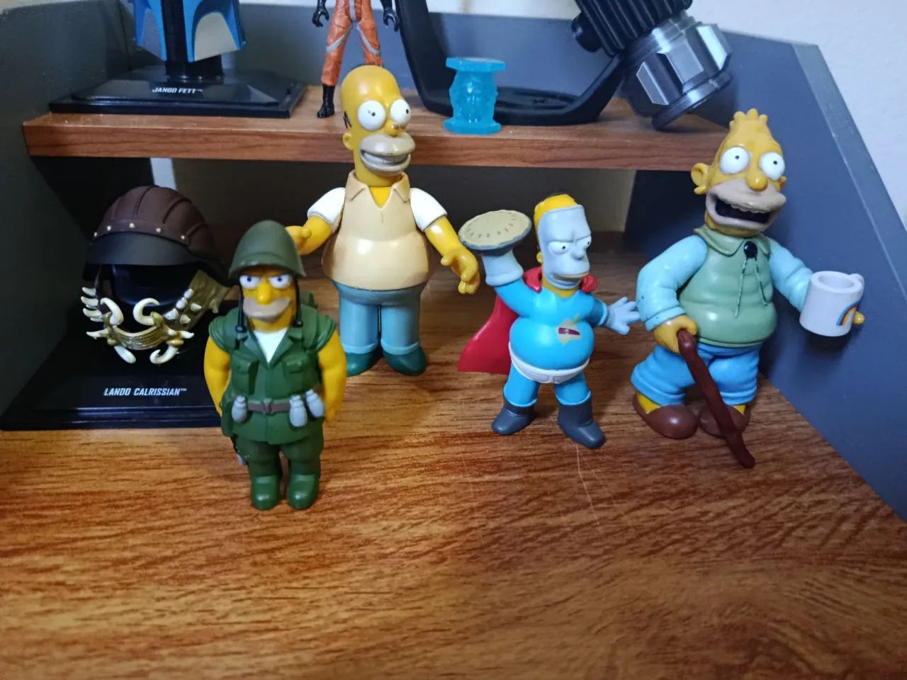 bonecos de star Wars e Simpsons e sabre de luz  - Foto 2