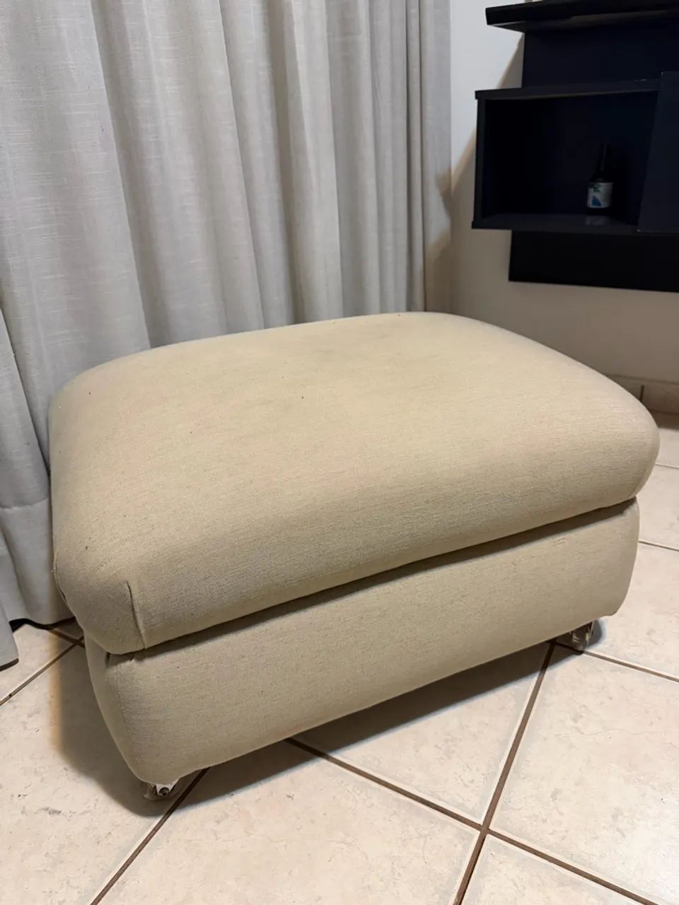 Puff Estofado Bege com Rodinhas - Confortável e Conservado - Foto 2
