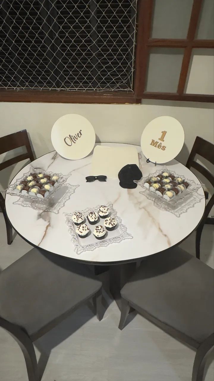 Mesa com 4 cadeiras