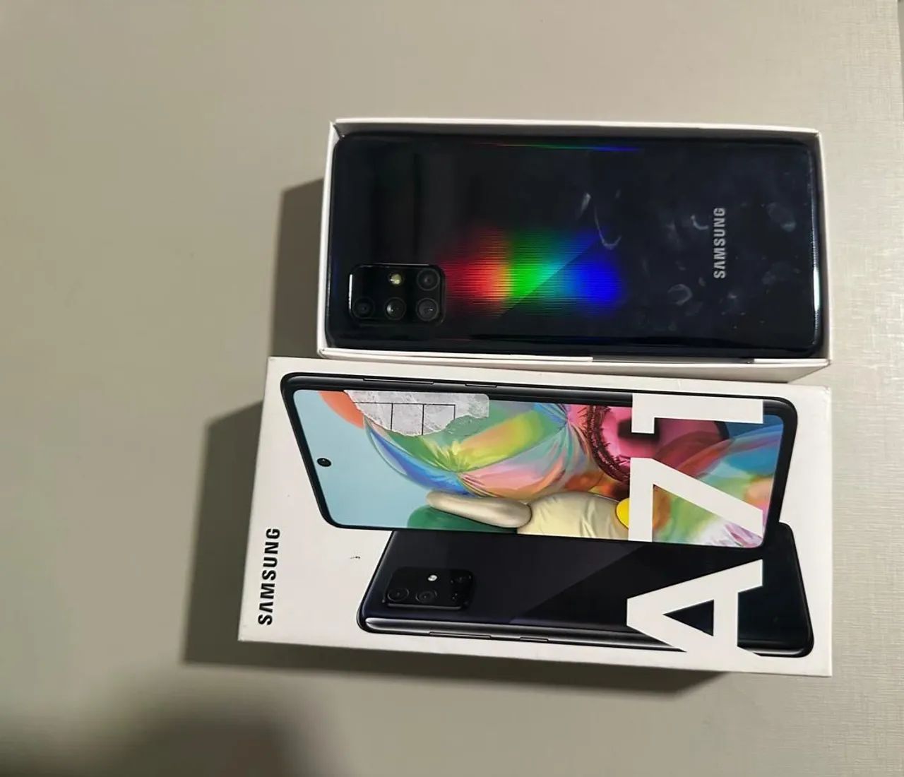 Samsung  A71 Samsung, acomodação 3 capinha, carregador e está de película NÃO tá quebrado  - Foto 4