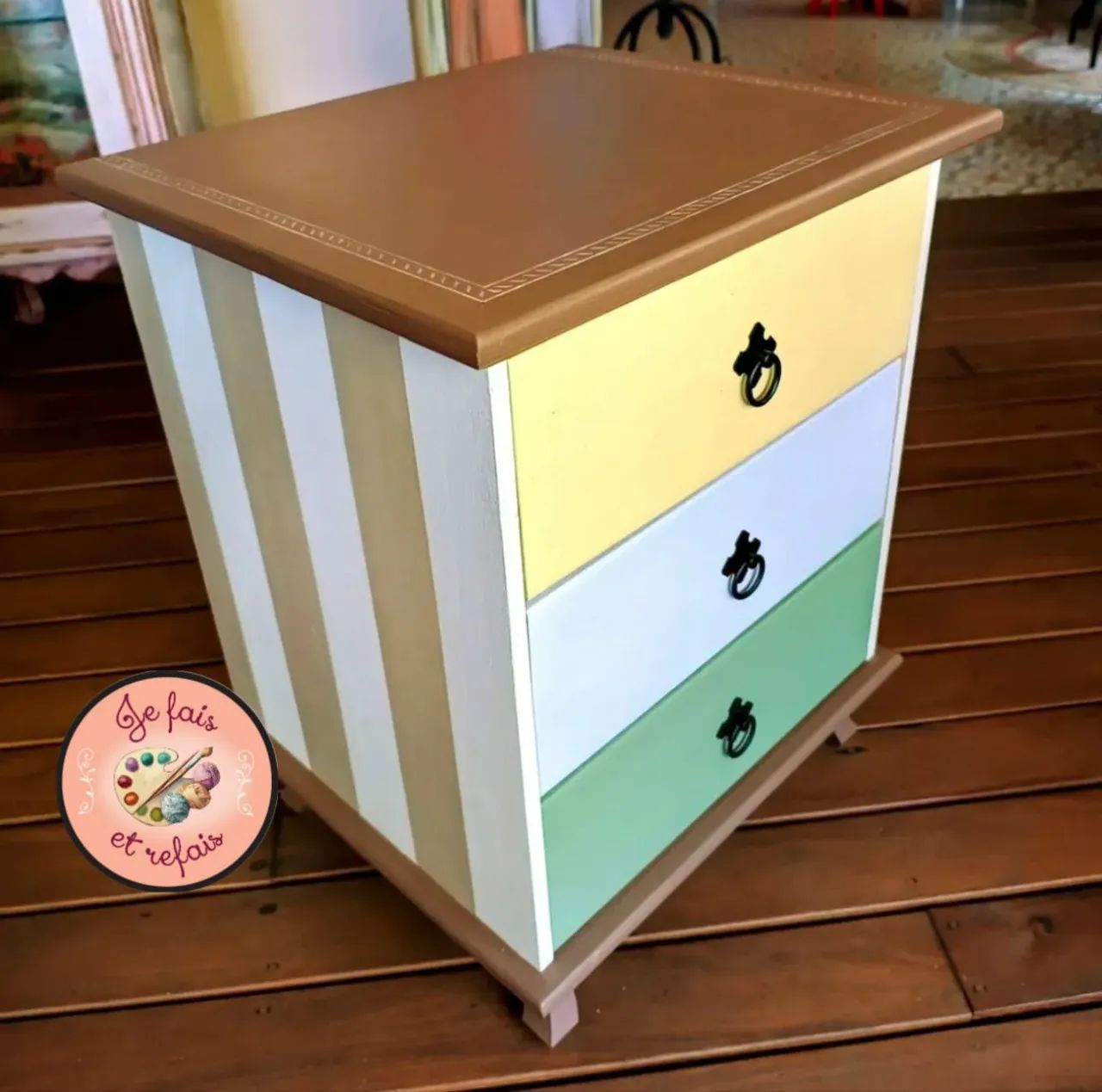 Mesa de Cabeceira Discreta - Leia a descrição 