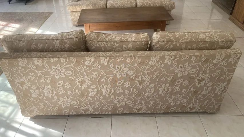 Dois sofás, estofado de alta qualidade, ótima condição.