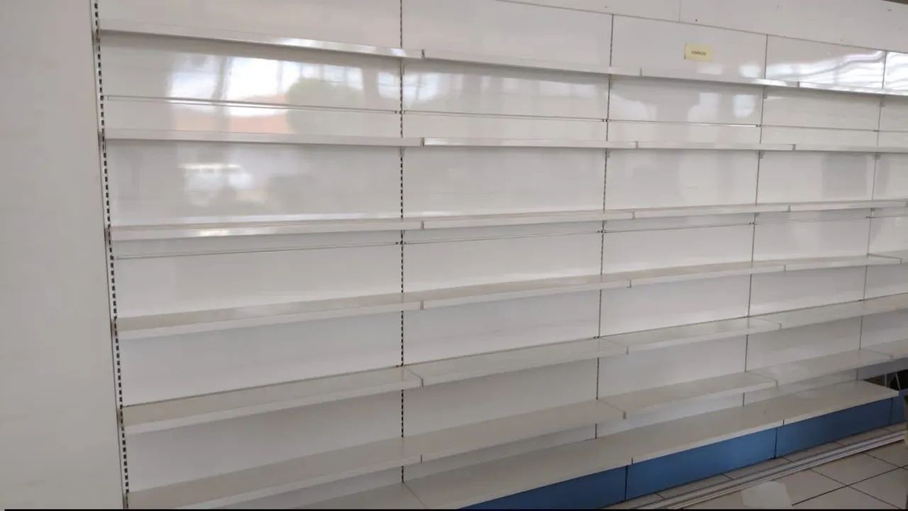 Prateleiras com fundo de aço à venda em Americana 