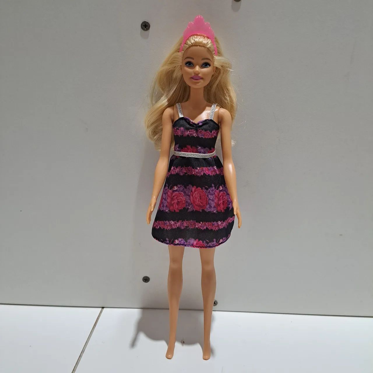 Três Barbies Adultas e Uma Criança - Foto 2