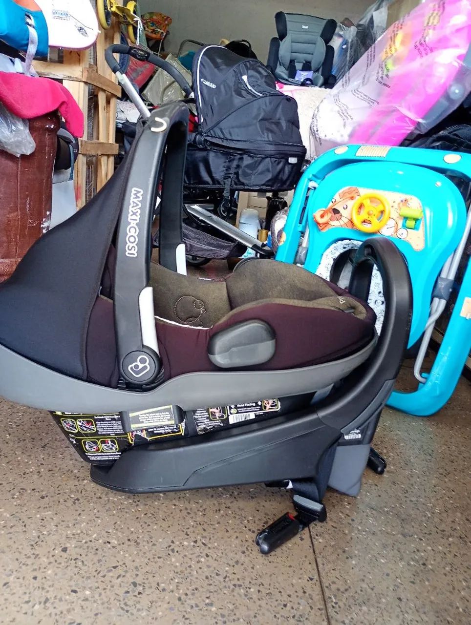 Bebê conforto e base maxi cosi reclinável e possui isofix 