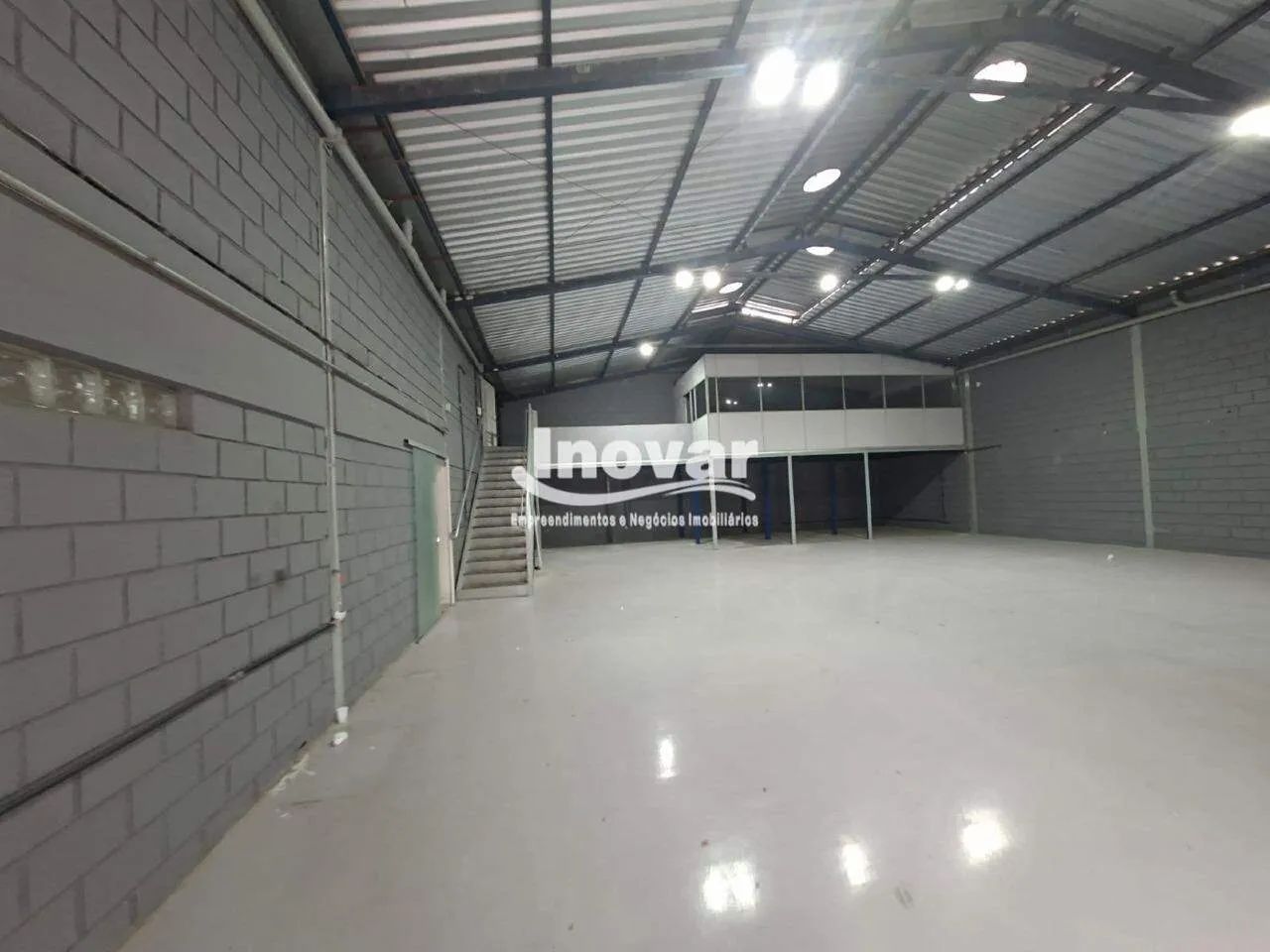 Galpão Moderno com Área Administrativa com aproximdamente 235 m2, pé direito de 8 metros,  - Foto 2